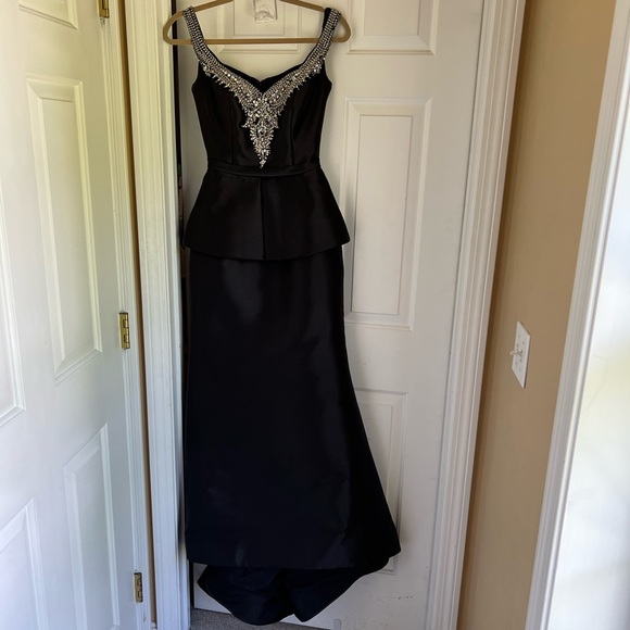 Eleni Elias M113 Black Mermaid Gown. Size 2. - Picture 2 of 7